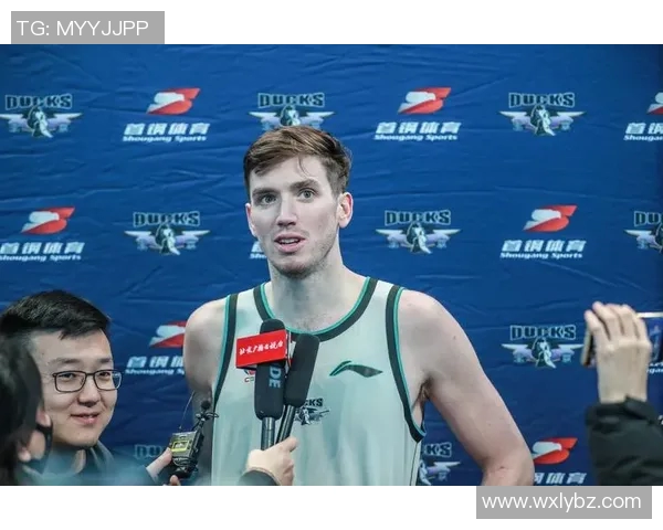 北京首钢男篮夺冠后开启全国巡回庆功巡演，队员纷纷露面接受球迷热情欢迎