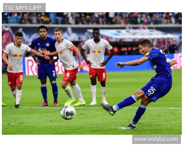 沙尔克04困境深，德甲失利添堵火吞船