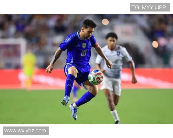 阿根廷前锋梅西在国际友谊赛中攻破进球,帮助球队获得胜利